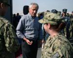 در دیدار وزیر دفاع آمریکا با نظامیان این کشور در خلیج فارس چه گذشت؟/عکس