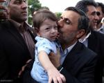 عکس: تلاش احمدی‌نژاد برای آرام کردن کودک