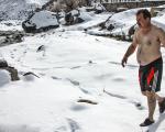 شنای مرد یخی در سرمای سبلان +عکس