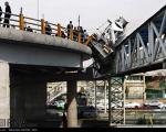 واژگونی کامیون حامل بتن روی پل تهرانسر تهران (+عکس)