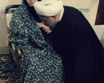 بوسه حسن روحانی بر دستان مادر/عکس