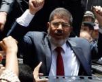 "پخش روغن، چای و شکر به مردم در پای صندوق های رای" / مخالفان مرسی: در همه پرسی، تقلب شده