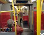 حضور یک زن کاملا برهنه در متروی اطریش همه را شوکه کرد +عکس