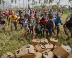 عکس: واکنش فیلیپینی‌ها به بسته های کمک