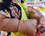خانمی با سنگین ترین دستان دنیا +عکس
