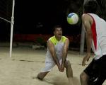 علی دایی در حال بازی والیبال ساحلی /عکس