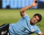 سوارز به خاطر مشت زدن به بازیکن شیلی محروم می‌شود/ عکس