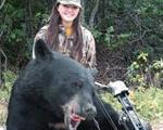 دختر۱۷ ساله، خرس ۲۰۰ كیلوگرمی را از پای در آورد