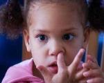 با کودکی که انگشت در بینی می کند، چه کار کنیم؟