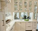8 روش زیبا برای بکار بردن شیشه در کابینت آشپزخانه