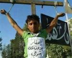 داعش کودکی را به بهانه روزه‌‌خواری به صلیب کشید ! + عکس
