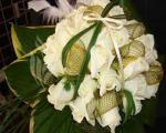 دسته گل عروس با گلهای سفید
