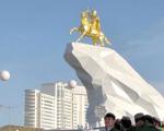 رونمایی از مجسمه رییس‌جمهور با طلای ۲۴ عیار