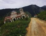 روستایی عجیب در یونان که همه چیز در آن کج است حتی خانه ها