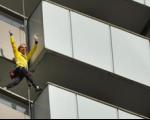 مرد عنكبـوتی از ساختمان ۲۲ طبقه بالا رفت