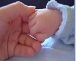 نوزادان در چه سنی اشیا را دست میگیرند