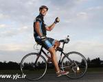 رکوردزنی با دوچرخه سواری به پشت +عکس