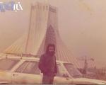 عکس روز: خسرو شکیبایی در کنار برج آزادی