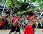 مراسمی عجیب برای اثبات برادری در اندونزی +عکس