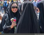 اهدای گل به بانوان خوش حجاب در خیابان ها