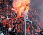 اتفاقی عجیب؛ آتش زدن یک تماشاگر فوتبال توسط پلیس ؛ عکس