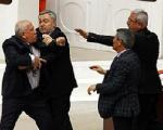 درگیری شدید در مجلس ترکیه بر سر سوریه (+عکس)