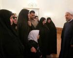 روحانی: مسیر ما تا قله مدنظر شهیدان هسته‌ای ادامه خواهد یافت/ عکس: آرمیتای کوچک در آغوش روحانی