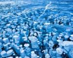 حباب های منجمد هوا در زیر آب
