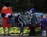 عکس: هدیه کودکان به ملکه بریتانیا!