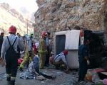 تصادف شدید مینی بوس با دیواره کوه یک کشته و 24 زخمی بر جا گذاشت(+تصاویر)