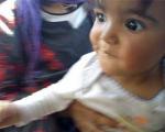 دختر 2 ساله، غرق در اعتیاد و گدایی! (+عکس)