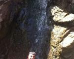 عکس: آب تنی قلعه‌نویی زیر آبشار