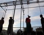 حکم اعدام ۴ متجاوز به عنف صبح امروز در شرق تهران و در ملاءعام اجرا شد.