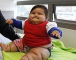 چاق‌ترین کودک ۸ ماهه جهان لاغر می‌کند + عکس