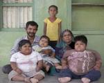 پدر هندی به خاطر نجات جان فرزندانش حاضر شده کلیه‌اش را بفروشد + تصاویر
