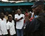 (تصاویر) قرنطینه مبتلایان به ابولا با زور اسلحه!