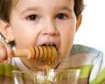 عسل، بهترین شربت سینه برای کودکان