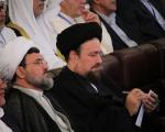 هم‌نشینی سیدحسن خمینی با مهمانان خارجی در همایش گفتمان سیاسی امام (ره)