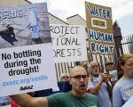 اعتراض آمریکایی ها به نستله: چرا در خشکسالی، آب معدنی تولید می کنید؟ (+عکس)