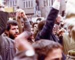 عکسی از محمد مایلی کهن و علی پروین در راهپیمایی مردم تهران علیه حکومت پهلوی