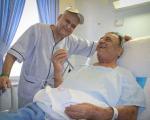 «اکبر عبدی» در بیمارستان هم مردم را می‌خنداند/تصاویر