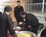احسان علیخانی و ماه عسلی ها در حال پختن نذری +تصاویر