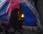 زندگی مادری با 3 فرزند در چادر (+تصاویر)