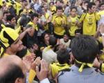 تشویق دنیزلی در خیابان های اصفهان توسط هواداران سپاهان