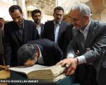 تصویر : بوسه احمدی نژاد بر کتاب خطی تاریخ ایران