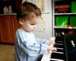 کودک سه ساله نابینا، نابغه موسیقی شد +عکس