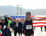 عکس: دونده مرندی پرچم آمریکا را بالا برد!