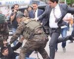 ضرب و شتم یک معترض توسط مشاور اردوغان + عکس