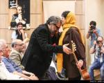 بوسه خبرساز یک زن جوان بر پیشانی کارگردان معروف ایرانی +عکس