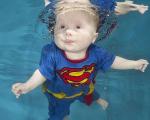نوزادی که برای زنده ماندن باید شنا کند (+تصاویر)